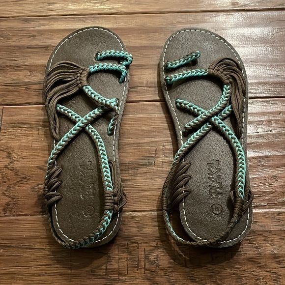 Plaka Sandals - Picture 2 of 7